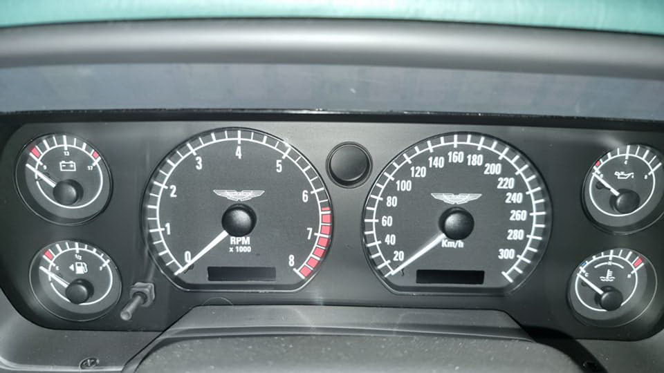 Пылится на подземном паркинге: в Киеве обнаружен заброшенный спорткар Aston Martin